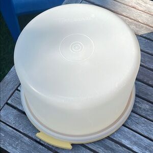 Tupperware Cake Tray with Lid